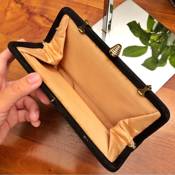 Vintage Minimalist Gorgeous Black Chain Clutch Wristlet Bag Golden Tone Hardware - Picture 7 of 13